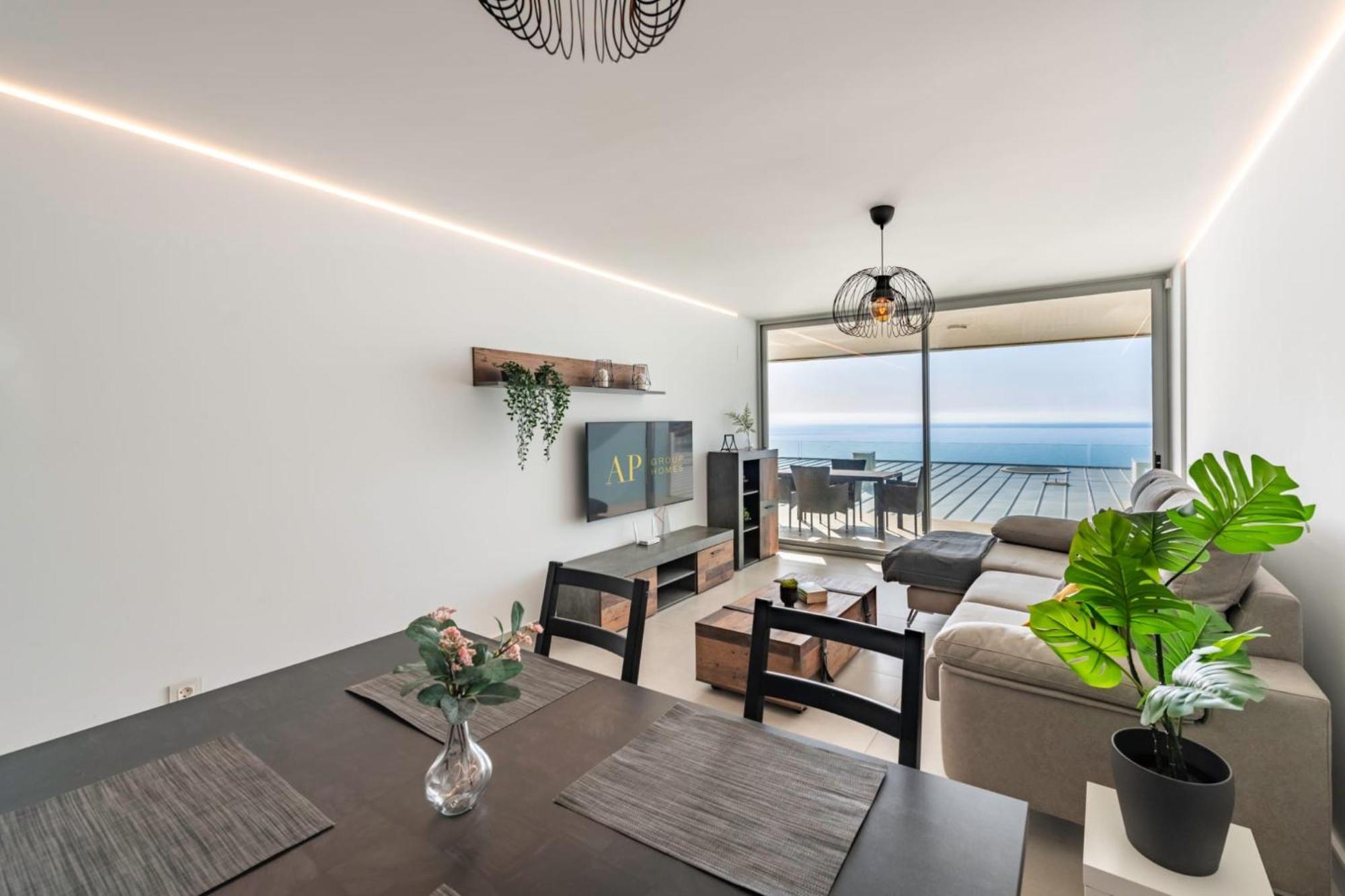 Apartamento Serene Seaview Retreat In Higueron: 2br Oasis
